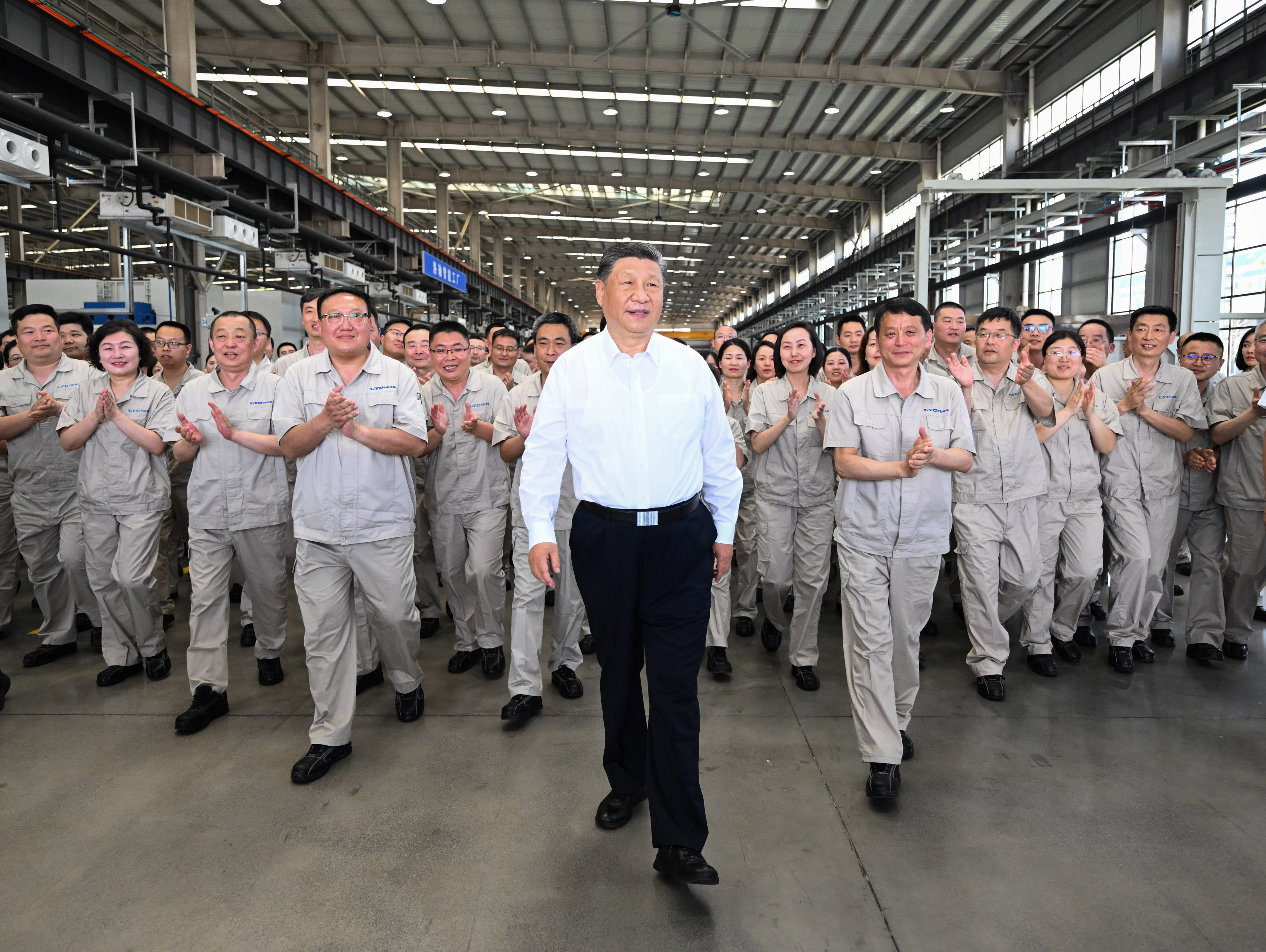月19日至20日，中共中央總書記、國家主席、中央軍委主席習(xí)近平在河南考察。這是19日下午，習(xí)近平在洛陽軸承集團(tuán)股份有限公司智能工廠考察時(shí)，同企業(yè)職工在一起。新華社記者 燕雁 攝