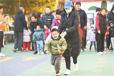 在北京市東城區(qū)欣苑幼兒園舉辦的“冬日暖陽 樂享運動”親子運動會上,家長陪伴孩子共同體驗運動的快樂,家校聯(lián)手呵護孩子健康成長。 新華社記者 金良快攝