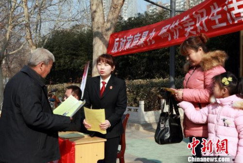 資料圖：河北衡水中級(jí)法院干警走上街頭，用多種形式宣傳反家暴。張婧 攝