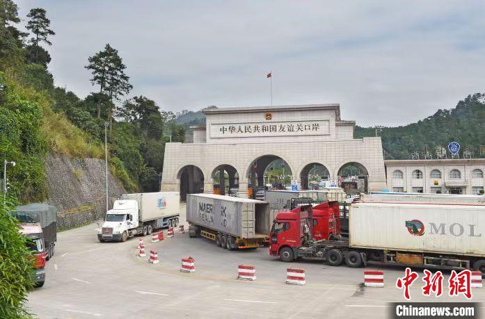 圖為中越邊境廣西憑祥市友誼關口岸?！{祥融媒體中心供圖