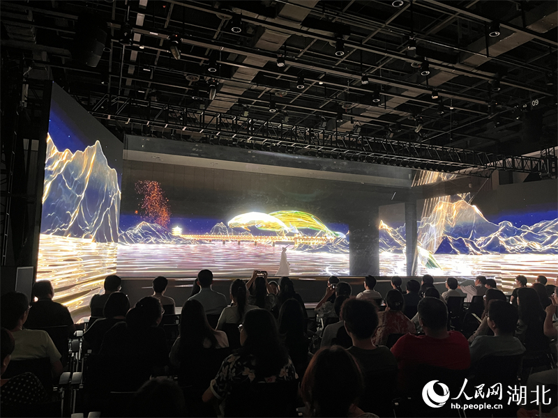 武漢長(zhǎng)江大橋、黃鶴樓、江豚等充滿荊楚元素畫面呈現(xiàn)眼前。人民網(wǎng)記者 張雋攝