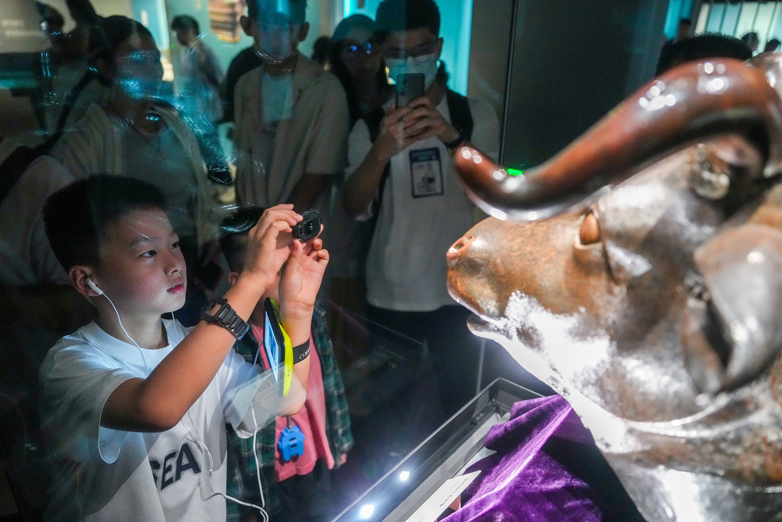 2025年6月，參加研學(xué)游的孩子在安徽博物院蜀山館參觀圓明園牛首銅像。（圖片來(lái)源：視覺(jué)中國(guó)）