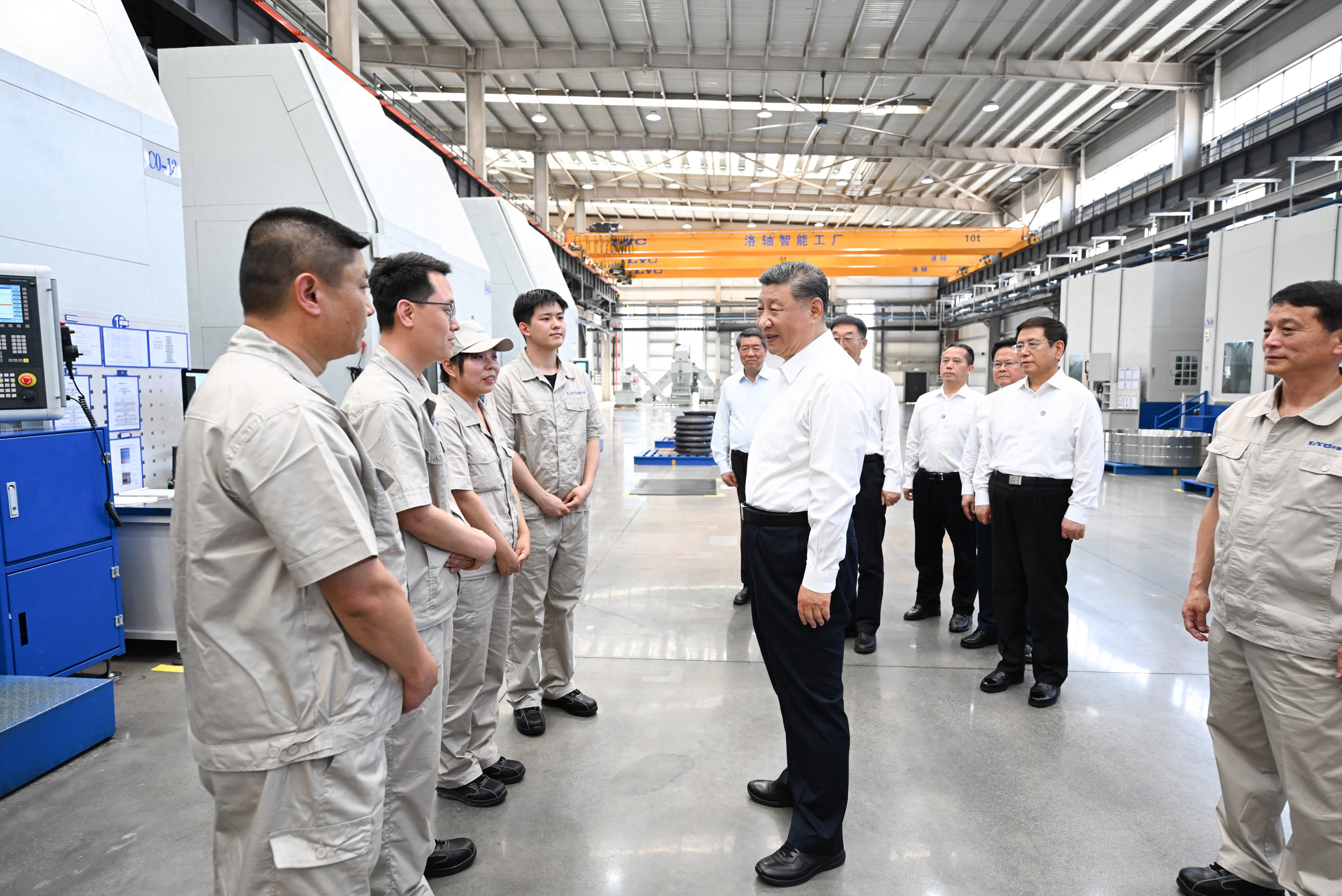 5月19日至20日，中共中央總書記、國家主席、中央軍委主席習(xí)近平在河南考察。這是19日下午，習(xí)近平在洛陽軸承集團(tuán)股份有限公司智能工廠考察時(shí)，同企業(yè)職工親切交流。新華社記者 燕雁 攝