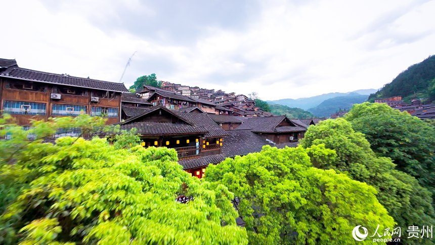 6 穿越機(jī)視角下的西江千戶苗寨。人民網(wǎng)記者 涂敏 攝