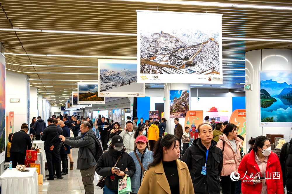 “相約忻州·盡享冬韻”暨“乘地鐵游山西”主題攝影展(忻州)在太原地鐵長風(fēng)街站啟幕。