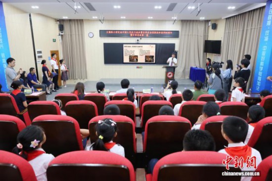 廣州中醫(yī)藥大學副校長、廣東省中醫(yī)院院長張忠德向?qū)W生講述“抗戰(zhàn)中的中醫(yī)藥”。吳遠團 攝