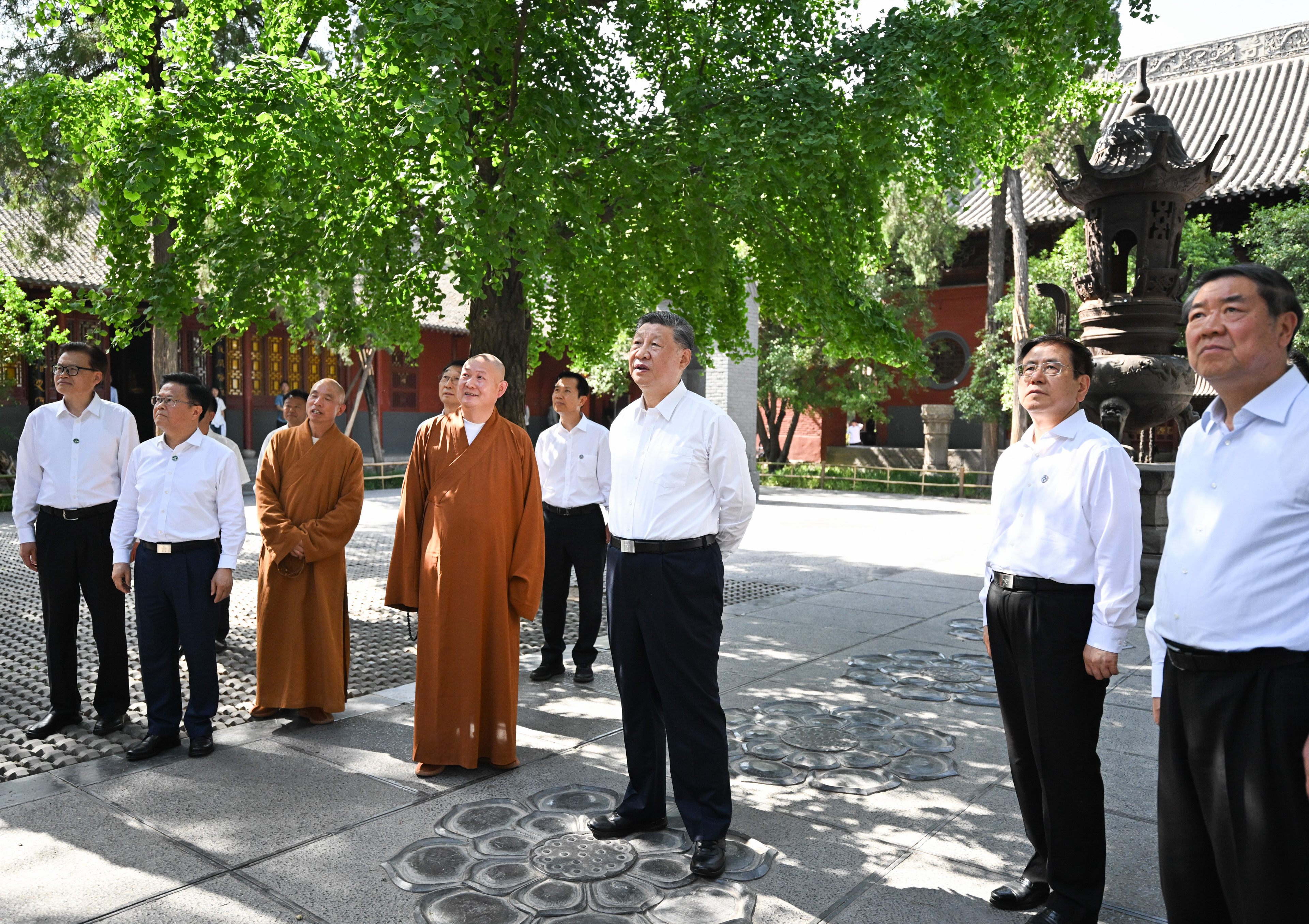 5月19日至20日，中共中央總書記、國家主席、中央軍委主席習(xí)近平在河南考察。這是19日下午，習(xí)近平在洛陽白馬寺考察。新華社記者 燕雁 攝