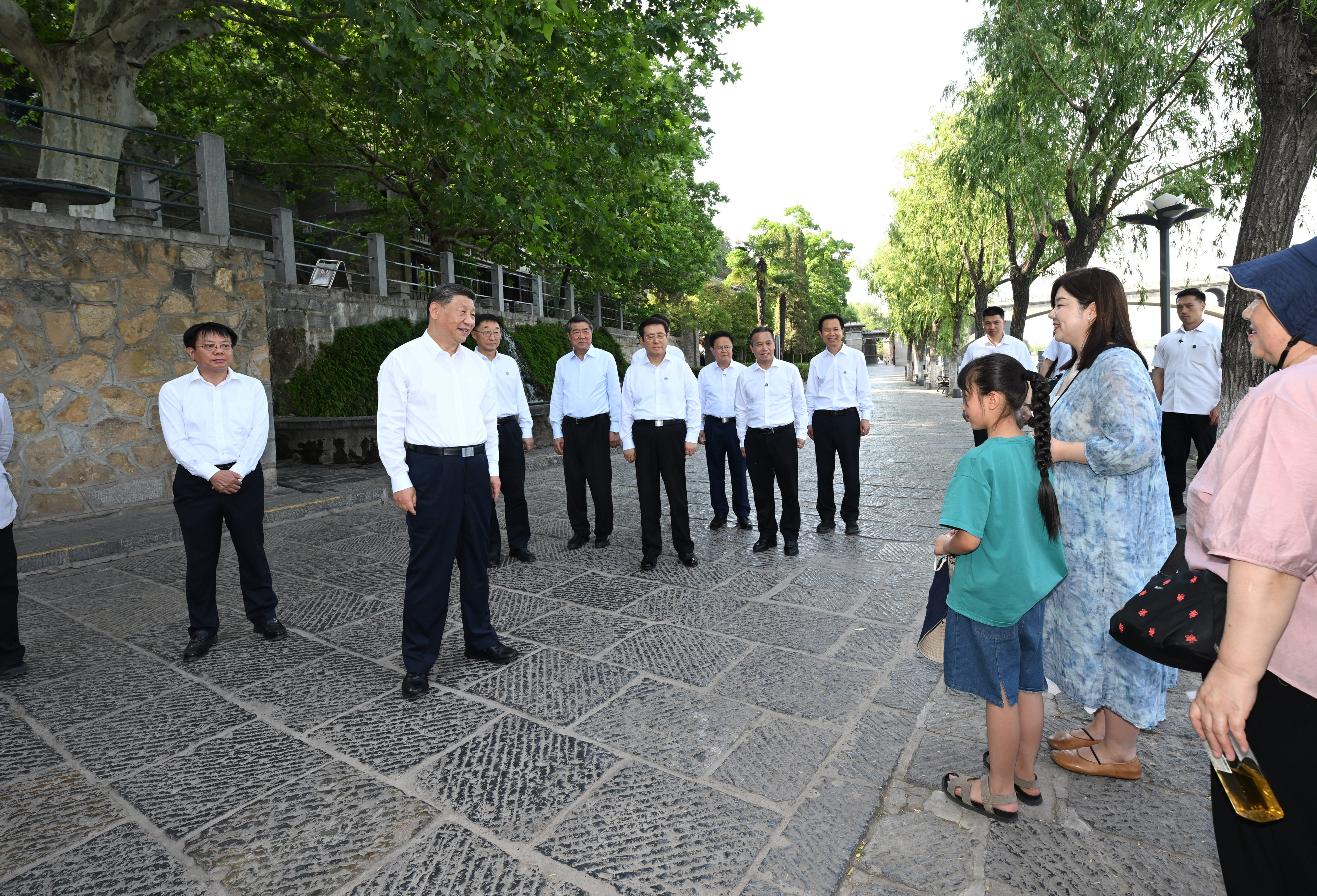 5月19日至20日，中共中央總書記、國家主席、中央軍委主席習(xí)近平在河南考察。這是19日下午，習(xí)近平在洛陽龍門石窟考察時(shí)，同游客親切交流。新華社記者 謝環(huán)馳 攝