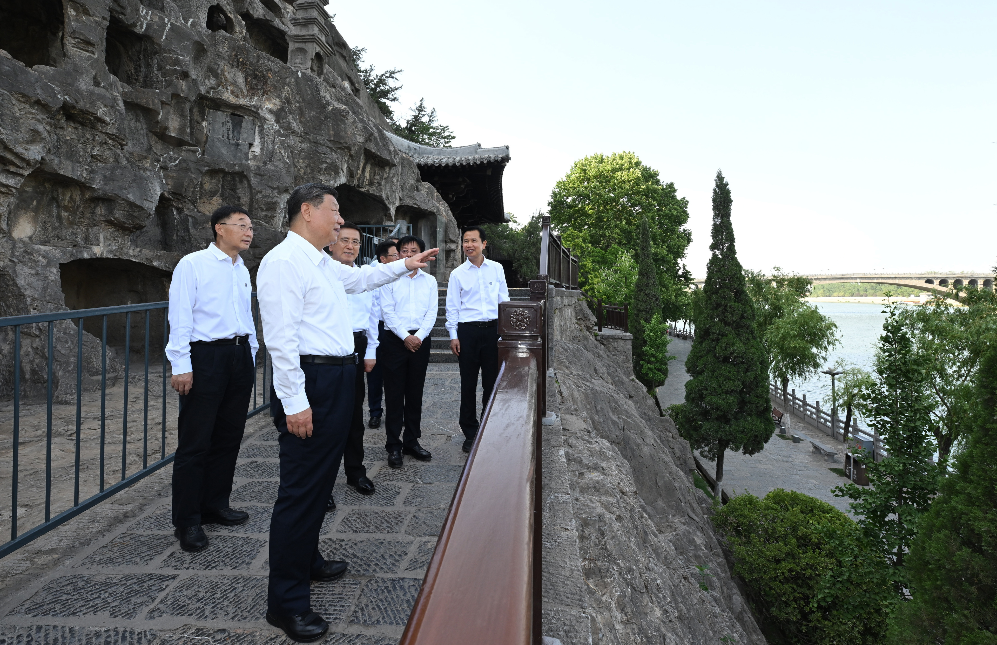 5月19日至20日，中共中央總書記、國家主席、中央軍委主席習(xí)近平在河南考察。這是19日下午，習(xí)近平在洛陽龍門石窟考察。新華社記者 謝環(huán)馳 攝