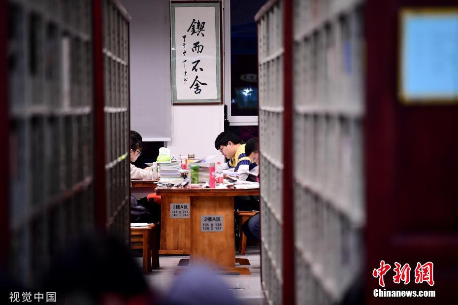 資料圖：又到一年考研季，沈陽各高校圖書館一座難求。沈陽 攝 圖片來源：視覺中國