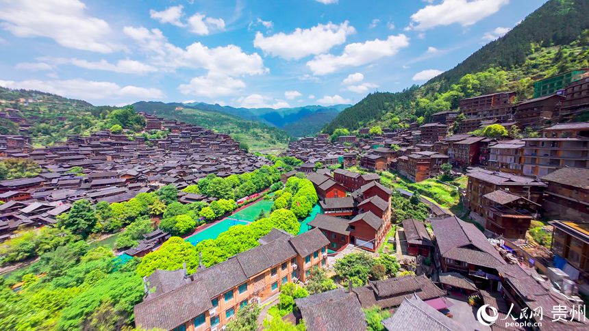 1 穿越機(jī)視角下的西江千戶苗寨。人民網(wǎng)記者 涂敏 攝