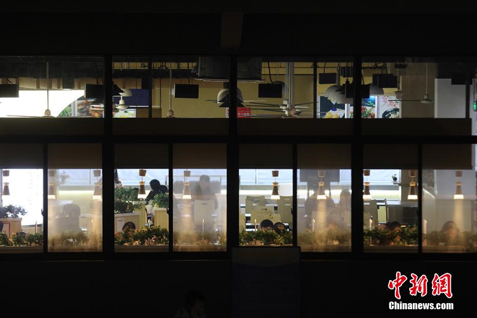 資料圖：南京高校食堂變身“考研加油站”。 泱波 攝