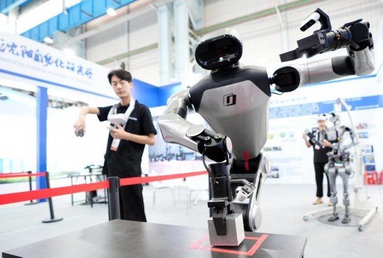 9月5日,在沈陽的2025全球工業(yè)互聯(lián)網(wǎng)大會(huì)的展覽區(qū)現(xiàn)場(chǎng),中國科學(xué)院沈陽自動(dòng)化研究所的機(jī)器人工程師在調(diào)試具身智能操作系統(tǒng)。新華社記者 李鋼 攝