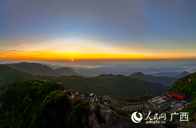 紅日破云而出。人民網(wǎng) 雷琦竣攝