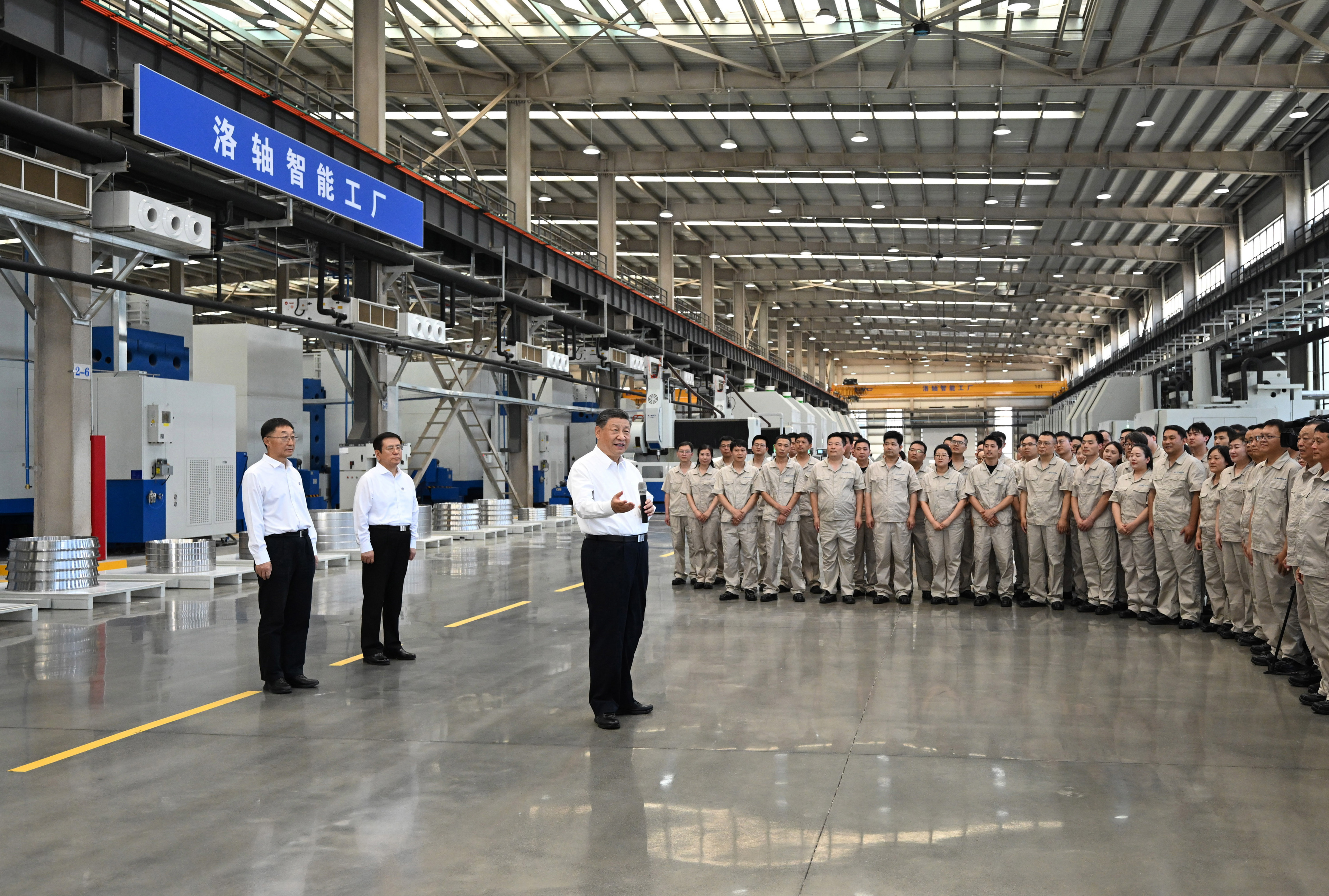 5月19日至20日，中共中央總書記、國家主席、中央軍委主席習(xí)近平在河南考察。這是19日下午，習(xí)近平在洛陽軸承集團(tuán)股份有限公司智能工廠考察時(shí)，同企業(yè)職工親切交流。新華社記者 燕雁 攝
