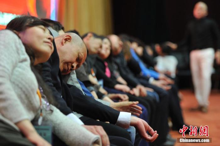 資料圖：民眾在專業(yè)催眠師的引導(dǎo)下睡覺(jué)，釋放壓力。<a target='_blank' href='/'>中新社</a>發(fā) 韋亮 攝