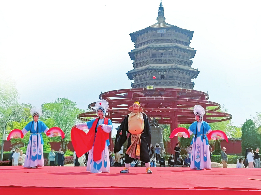 應(yīng)縣祈園廣場搭起的耍孩兒劇公益演出舞臺上，正在演出耍孩兒劇目《獅子洞》。山西日報記者馬占富攝