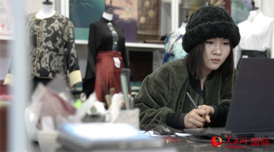 1月23日，在山東省菏澤市曹縣有愛云倉直播基地，張子晨正在設(shè)計漢服。 人民網(wǎng)記者 袁蒙攝
