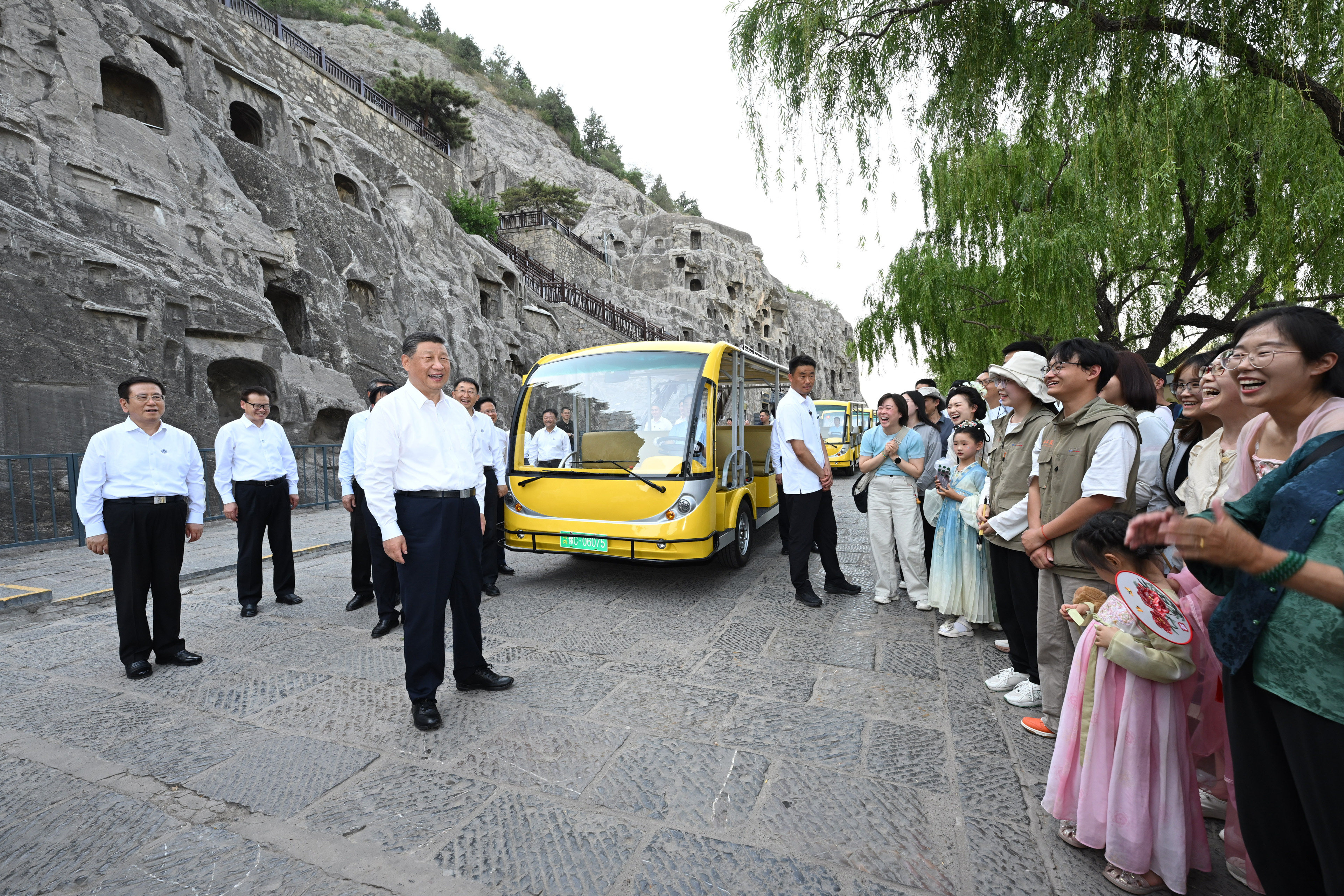 5月19日至20日，中共中央總書記、國家主席、中央軍委主席習(xí)近平在河南考察。這是19日下午，習(xí)近平在洛陽龍門石窟考察時(shí)，同游客親切交流。新華社記者 謝環(huán)馳 攝