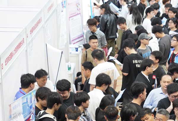 北京科技職業(yè)大學2026屆畢業(yè)生首場秋季綜合類招聘會現(xiàn)場。校方供圖