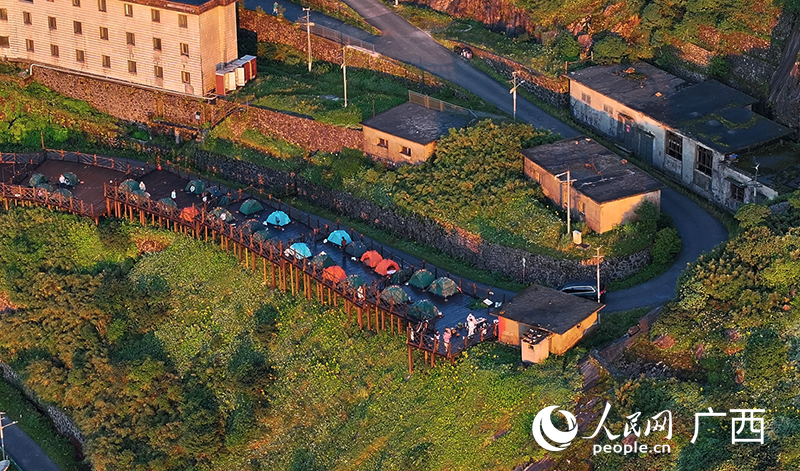 山頂露營區(qū)。人民網(wǎng) 雷琦竣攝