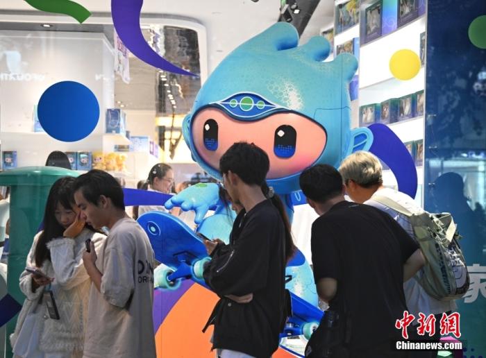 資料圖：9月23日，杭州第19屆亞運(yùn)會(huì)開幕式在浙江杭州奧體中心體育場舉行。圖為游人在亞運(yùn)特許商品店外排隊(duì)購物。<a target='_blank' href='/'>中新社</a>記者 王剛 攝
