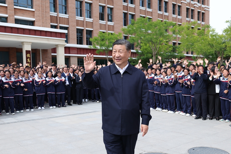 2024年6月18日，習(xí)近平總書(shū)記在青海果洛西寧民族中學(xué)考察時(shí)，向師生們揮手致意。