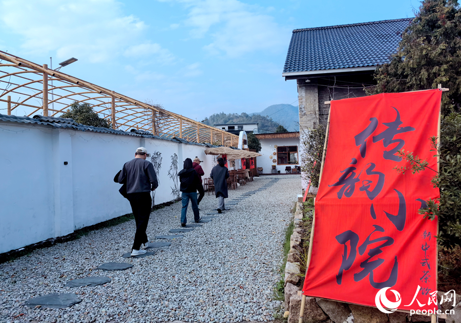 舊茶廠改造后的“傳韻小院”新中式茶館。人民網(wǎng)記者 林曉麗攝