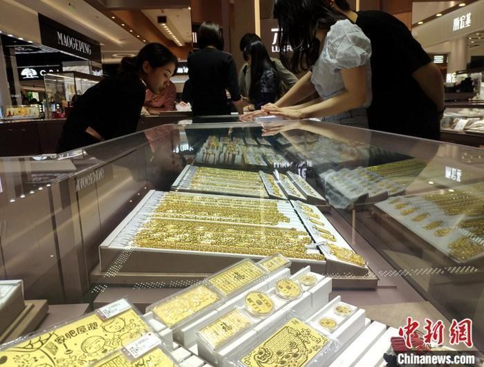 資料圖：民眾在商場(chǎng)購買黃金飾品。 <a target='_blank' href='/'>中新社</a>記者 呂明 攝