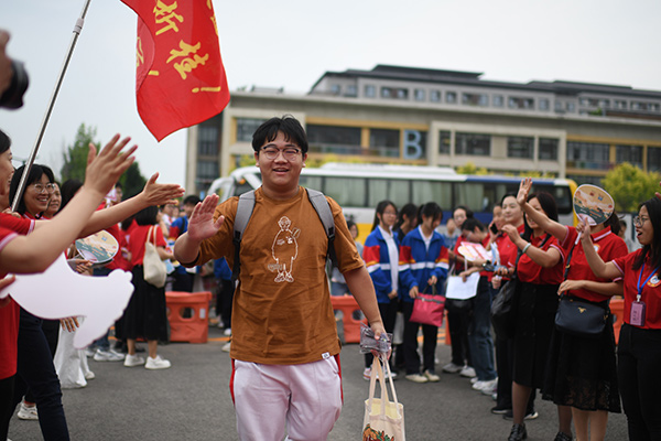 6月7日，在北京市人大附中通州校區(qū)考點(diǎn)，考生與送考老師擊掌加油。人民網(wǎng)記者 翁奇羽攝