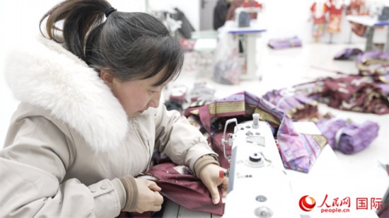 1月24日，在山東省菏澤市曹縣大集鎮(zhèn)云牧服飾有限公司，高燕正在縫制馬面裙。 人民網(wǎng)記者 袁蒙攝